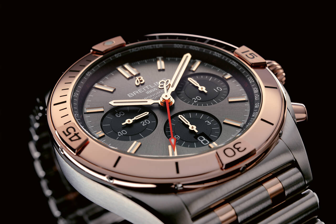 百年靈雙色 Chronomat B01 42 搭配無煙煤色表盤和黑色小表盤，以 18k 紅金表圈、表冠和按鈕為亮點_UB0134101B1U1