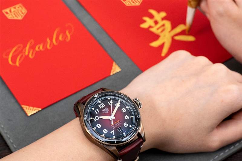 泰格豪雅TAG Heuer送上新春驚喜！推出Autavia特別版紅色腕表及個人專屬利是封-復刻表