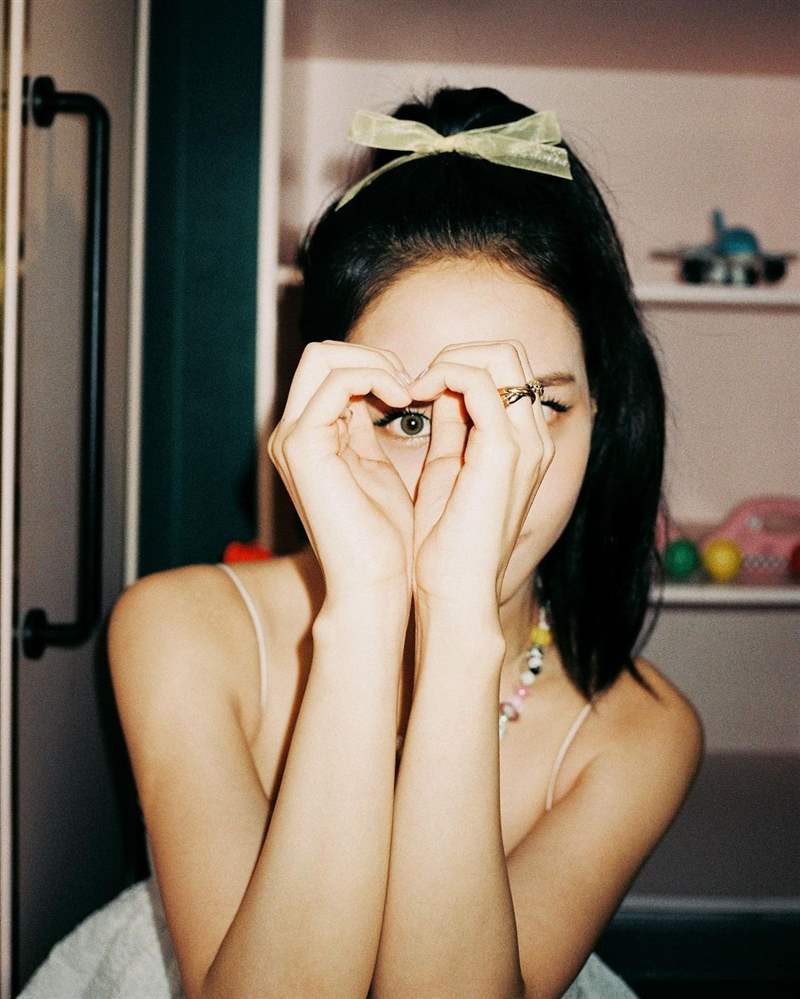 Jisoo私服珠寶手表造型特搜！「卡地亞Tank表、LOVE戒指」打造都會(huì)個(gè)性范本-復(fù)刻表