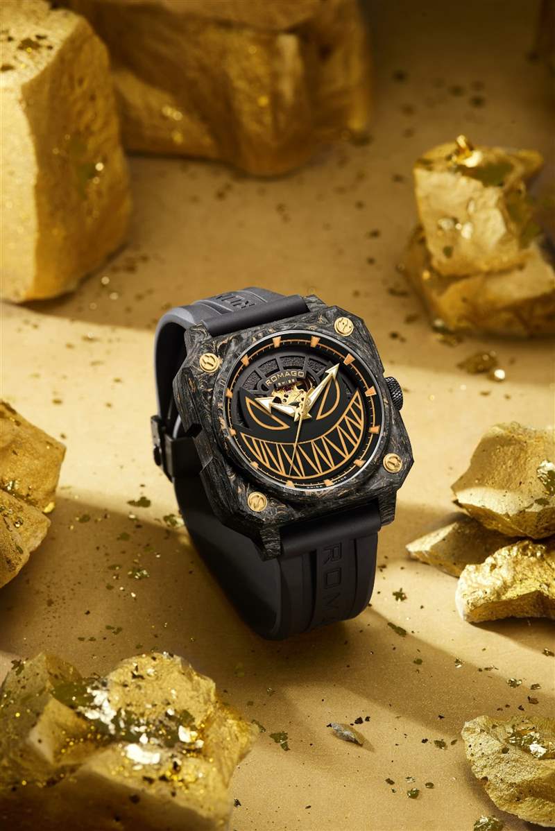 馭光者系列18K黃金夜光涂層自動腕表RM111-GD(圖片來源:ROMAGO) 獨立制表師ROMAGO黃金配夜光碳纖玩味新作漆黑中螢火蟲沖擊視覺-復刻表
