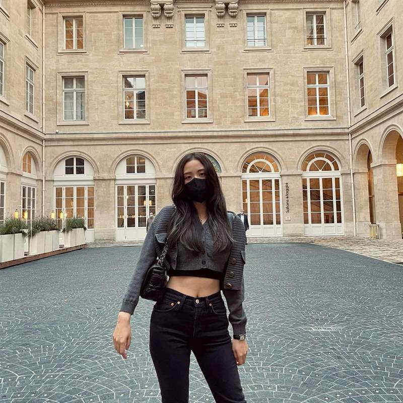 Jisoo私服珠寶手表造型特搜！「卡地亞Tank表、LOVE戒指」打造都會(huì)個(gè)性范本-復(fù)刻表