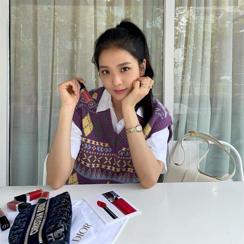 Jisoo私服珠寶手表造型特搜！「卡地亞Tank表、LOVE戒指」打造都會(huì)個(gè)性范本-復(fù)刻表