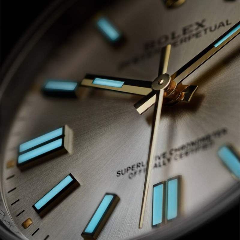 Oyster Perpetual表盤上的時(shí)標(biāo)都一樣有夜光顯示,在黑夜間仍然可以清晰閱讀時(shí)間。 有什么勞力士入門款推薦?Rolex Oyster Perpetual 2020帶來搶眼配色-復(fù)刻表