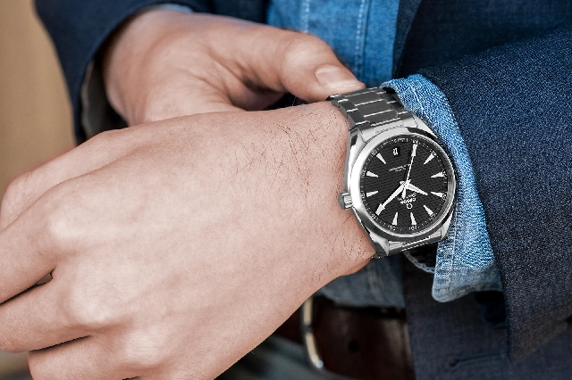 看電影喬治克魯尼試圖阻止他女兒的婚禮穿著歐米茄海馬Aqua Terra在“天堂門(mén)票”中-復(fù)刻表