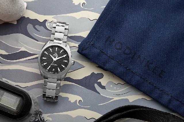 看電影喬治克魯尼試圖阻止他女兒的婚禮穿著歐米茄海馬Aqua Terra在“天堂門(mén)票”中-復(fù)刻表