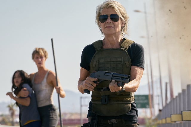 看電影琳達(dá)漢密爾頓殺死了戴著數(shù)字尼克松手表的電子人,在她的回歸中飾演莎拉康納在“終結(jié)者:黑暗命運(yùn)”中-復(fù)刻表