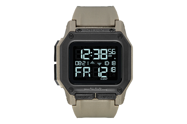 看電影琳達(dá)漢密爾頓殺死了戴著數(shù)字尼克松手表的電子人,在她的回歸中飾演莎拉康納在“終結(jié)者:黑暗命運(yùn)”中-復(fù)刻表