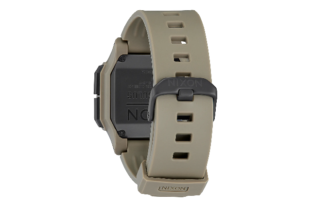 看電影琳達(dá)漢密爾頓殺死了戴著數(shù)字尼克松手表的電子人,在她的回歸中飾演莎拉康納在“終結(jié)者:黑暗命運(yùn)”中-復(fù)刻表