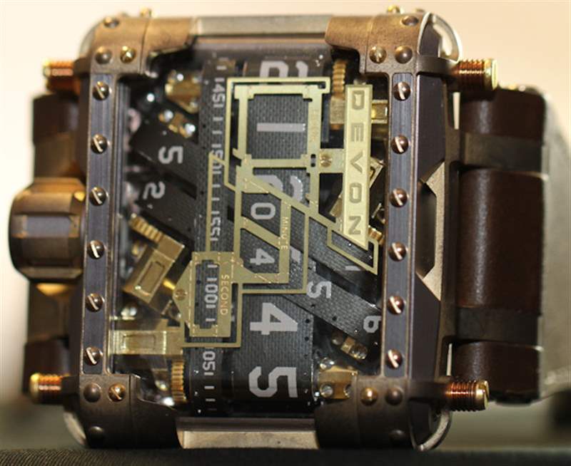 Devon Tread 1蒸汽朋克手表評(píng)論-復(fù)刻表