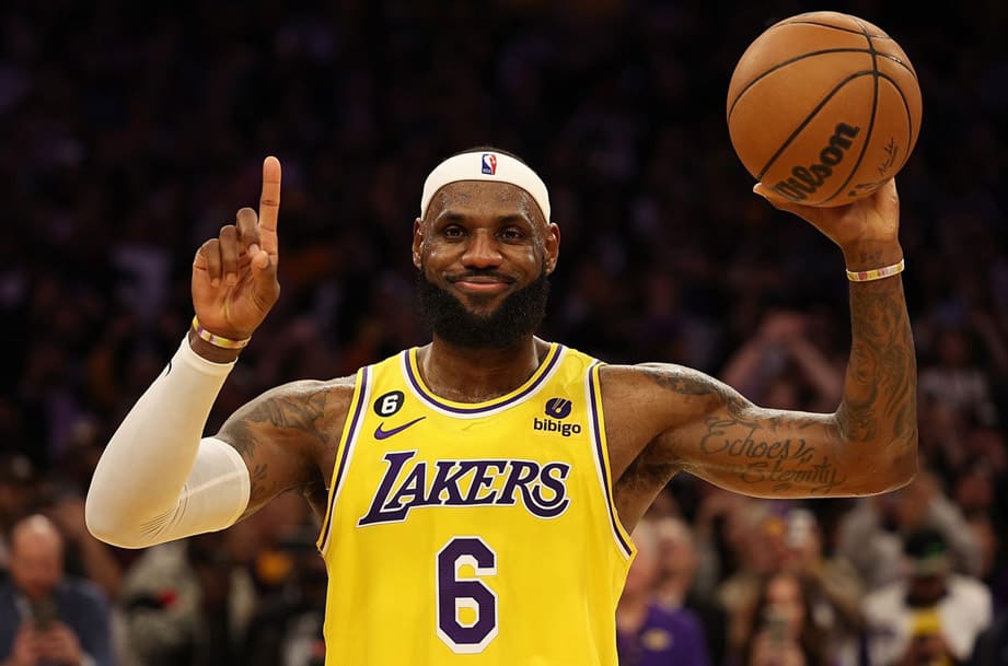 「詹皇」James躍居NBA歷史得分王 賽后訪問最愛的陶瓷表相伴-復刻表