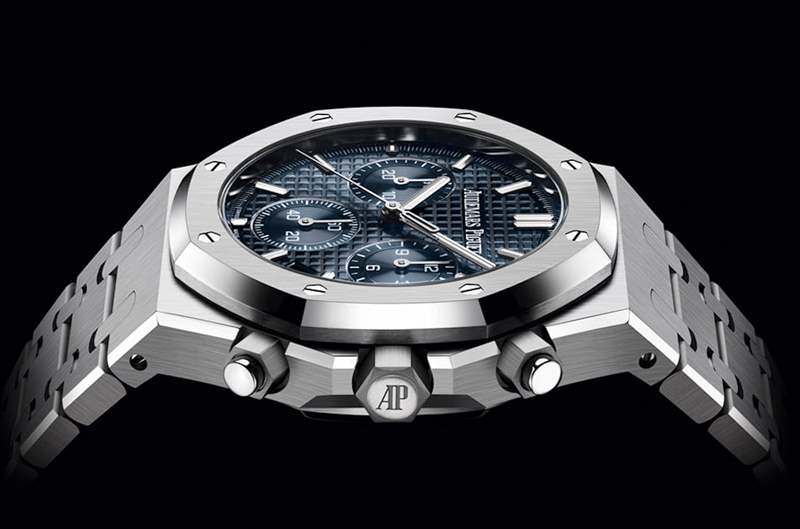 不銹鋼藍(lán)面的皇家橡樹(shù)自動(dòng)上鏈計(jì)時(shí)碼表二級(jí)市場(chǎng)價(jià)格最佳,不過(guò)與2022年8月相比,它的國(guó)外報(bào)價(jià)已經(jīng)下滑39%之多。 (AUDEMARS PIGUET) AP皇家橡樹(shù)最新行情出爐愛(ài)彼自動(dòng)計(jì)時(shí)碼表一年前后價(jià)格縮水4成-復(fù)刻表