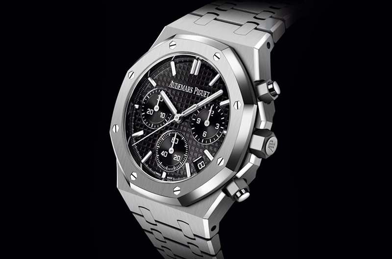 不鏽鋼黑面皇家橡樹(shù)自動(dòng)上鍊計(jì)時(shí)碼錶目前國(guó)外報(bào)價(jià)約55,400美金,一年前後下滑幅度是藍(lán)面、黑面與白面中最多的。(AUDEMARS PIGUET) AP皇家橡樹(shù)最新行情出爐愛(ài)彼自動(dòng)計(jì)時(shí)碼表一年前后價(jià)格縮水4成-復(fù)刻表