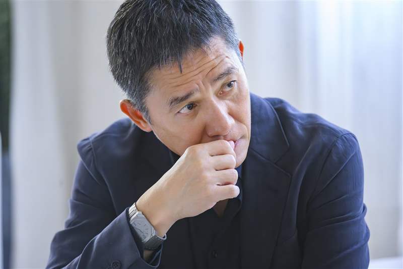 梁朝偉接受訪問時,戴上一枚BVLGARI Octo Finissimo Automatic腕錶(圖片來源:BVLGARI) 梁朝偉勇奪威尼斯終身成就獎成亞洲首例手上配飾反映個人特質-復刻表