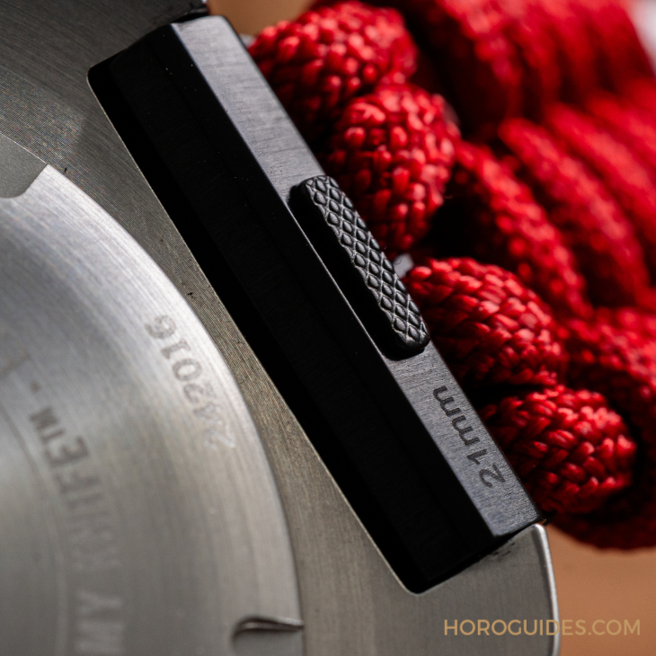 配備編織傘繩帶 最潮限量款也是超級工具表-復(fù)刻表